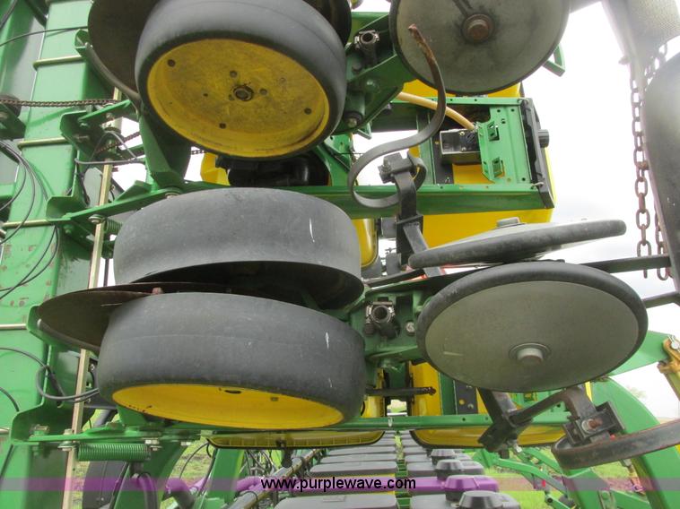 image for item A8693 2000 John Deere 7300 planter