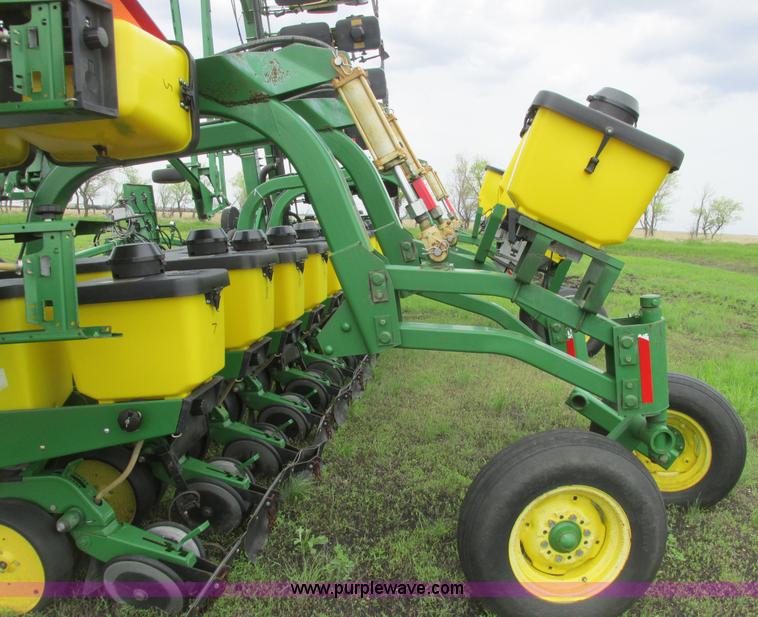 image for item A8693 2000 John Deere 7300 planter