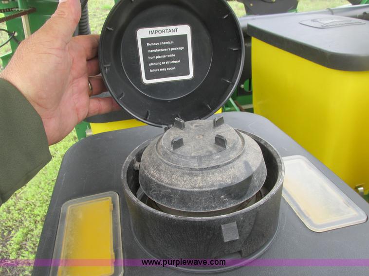 image for item A8693 2000 John Deere 7300 planter