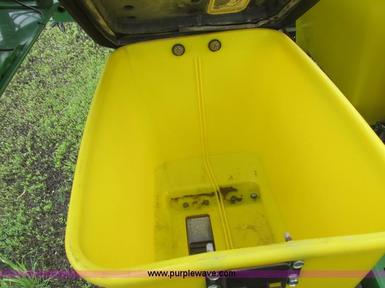 image for item A8693 2000 John Deere 7300 planter