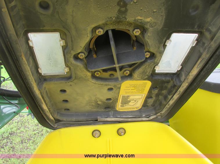 image for item A8693 2000 John Deere 7300 planter