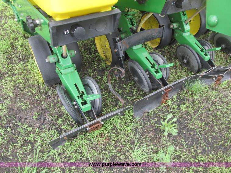 image for item A8693 2000 John Deere 7300 planter