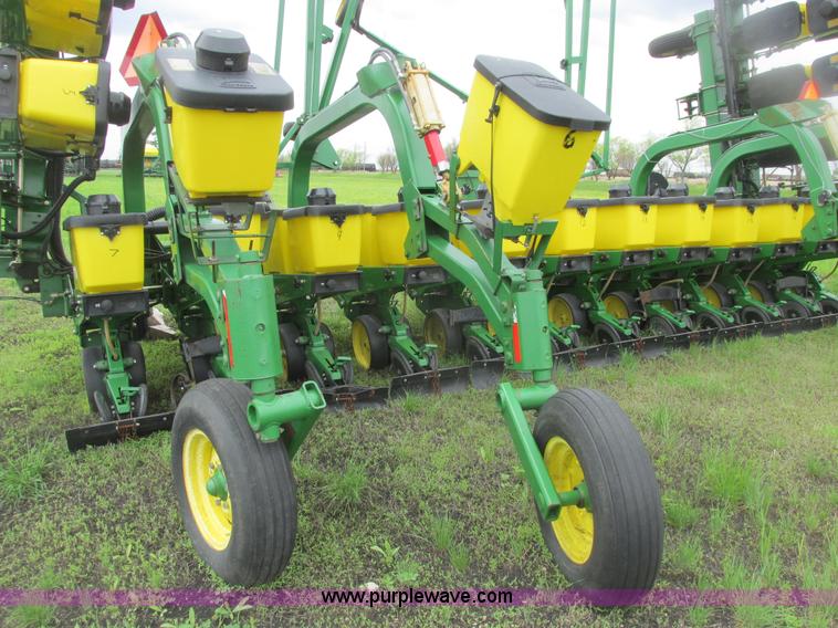 image for item A8693 2000 John Deere 7300 planter