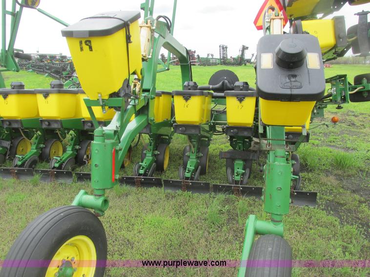 image for item A8693 2000 John Deere 7300 planter