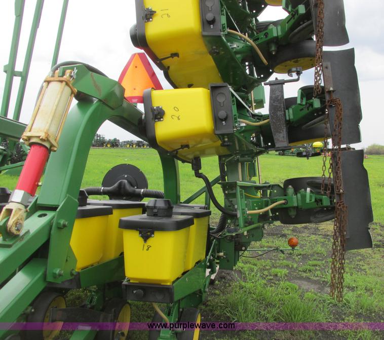image for item A8693 2000 John Deere 7300 planter