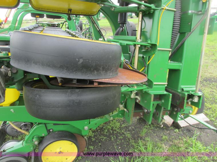 image for item A8693 2000 John Deere 7300 planter