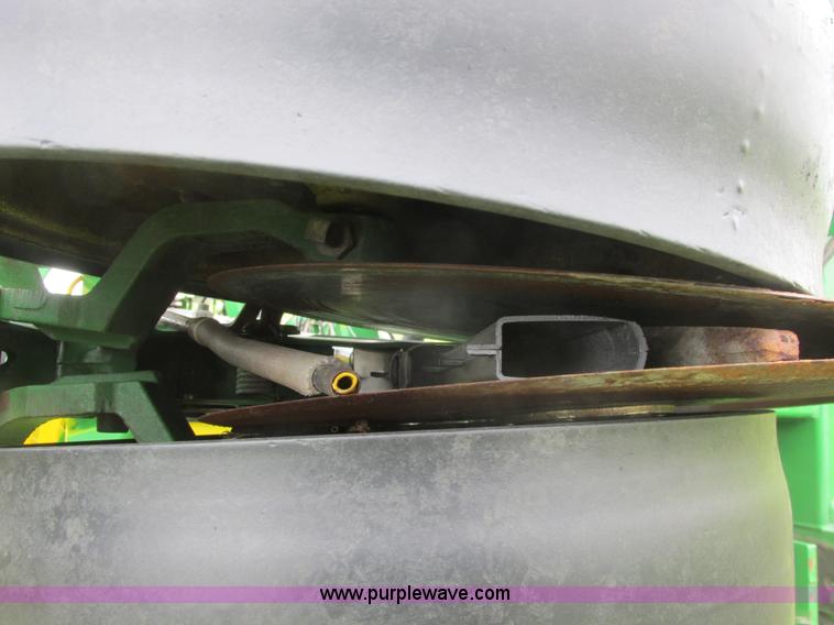 image for item A8693 2000 John Deere 7300 planter