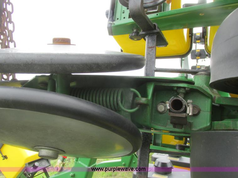 image for item A8693 2000 John Deere 7300 planter
