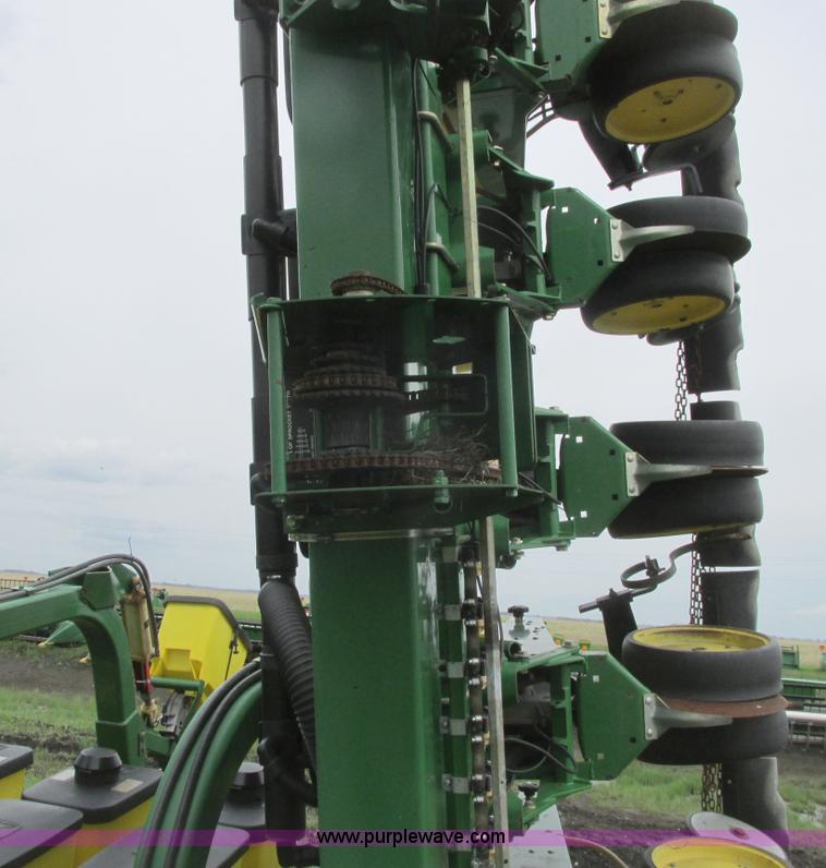 image for item A8693 2000 John Deere 7300 planter