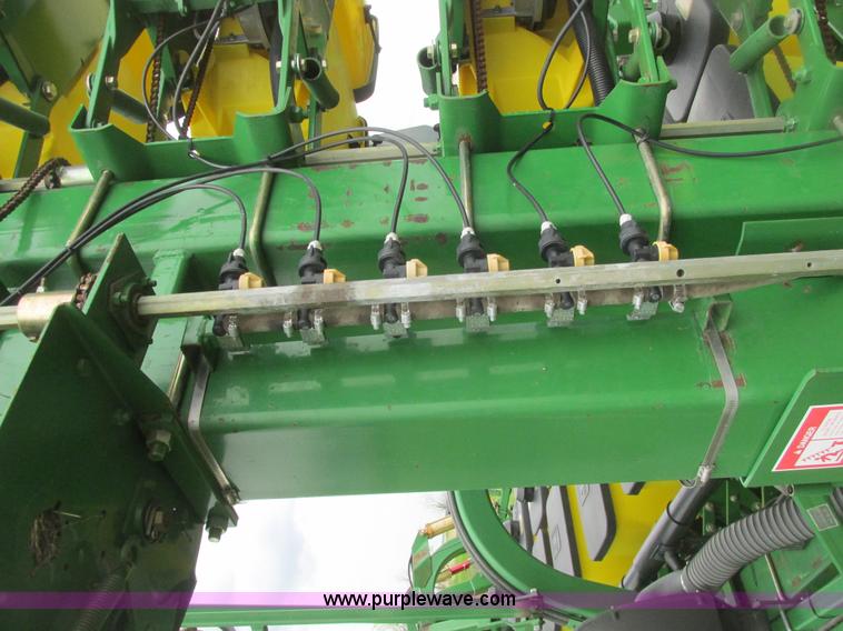 image for item A8693 2000 John Deere 7300 planter