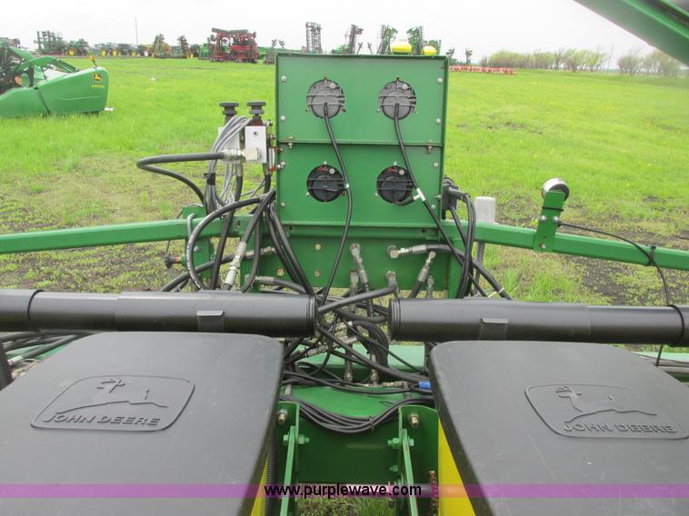 image for item A8693 2000 John Deere 7300 planter