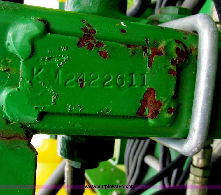 image for item A8693 2000 John Deere 7300 planter