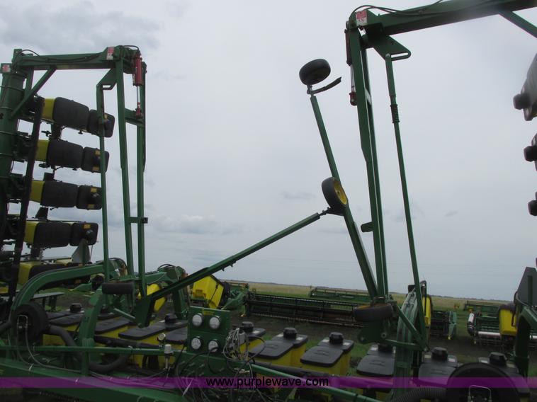 image for item A8693 2000 John Deere 7300 planter