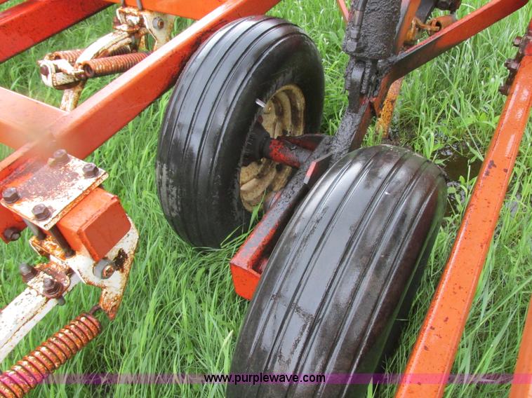 image for item A8700 1985 Wil-Rich chisel plow