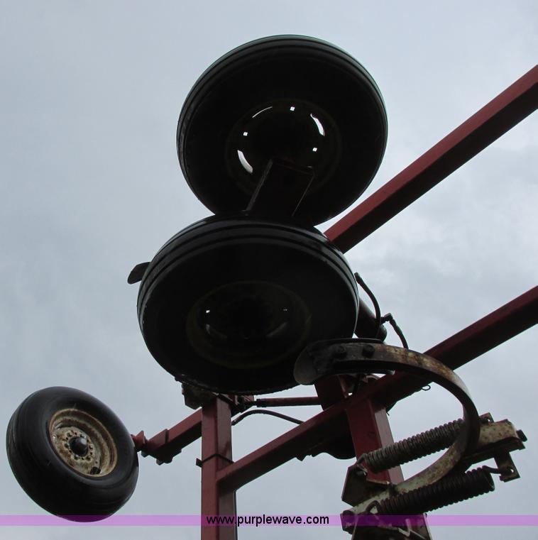 image for item A8700 1985 Wil-Rich chisel plow