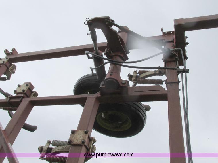 image for item A8700 1985 Wil-Rich chisel plow