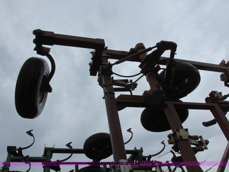 image for item A8700 1985 Wil-Rich chisel plow