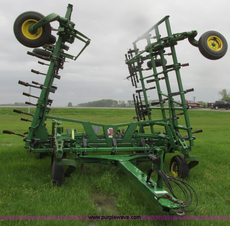 image for item A8703 2007 John Deere 2410 chisel plow