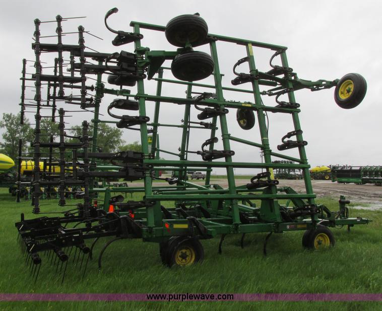 image for item A8703 2007 John Deere 2410 chisel plow