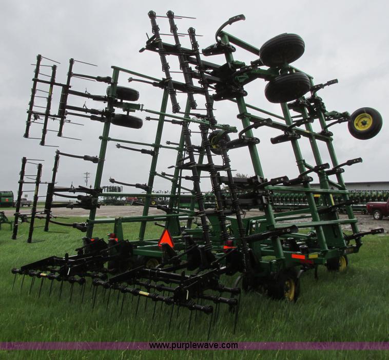 image for item A8703 2007 John Deere 2410 chisel plow