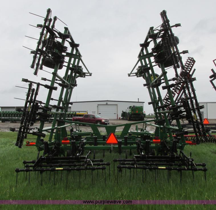 image for item A8703 2007 John Deere 2410 chisel plow