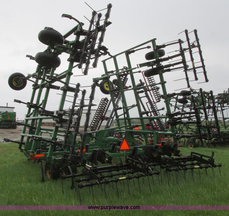 image for item A8703 2007 John Deere 2410 chisel plow