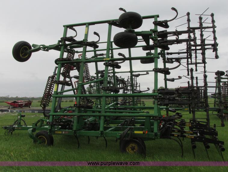 image for item A8703 2007 John Deere 2410 chisel plow