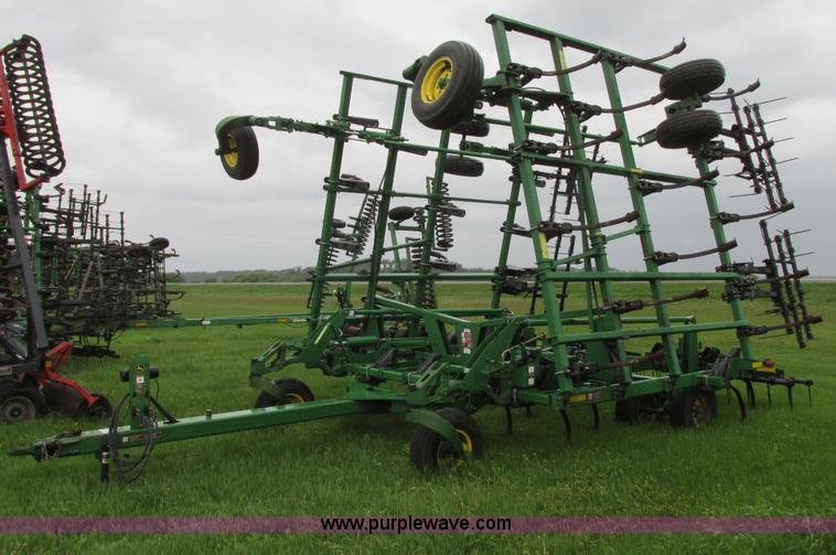 image for item A8703 2007 John Deere 2410 chisel plow