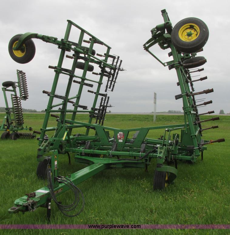 image for item A8703 2007 John Deere 2410 chisel plow