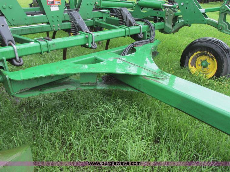 image for item A8703 2007 John Deere 2410 chisel plow