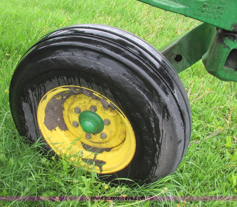 image for item A8703 2007 John Deere 2410 chisel plow