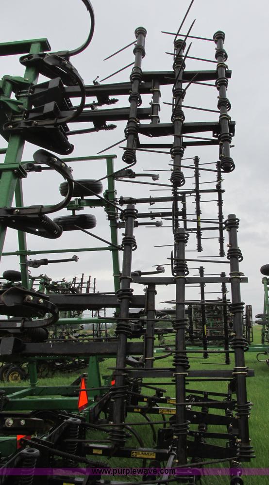 image for item A8703 2007 John Deere 2410 chisel plow