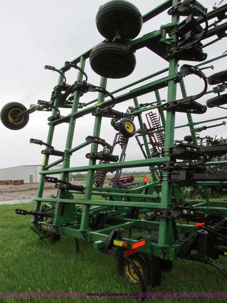 image for item A8703 2007 John Deere 2410 chisel plow