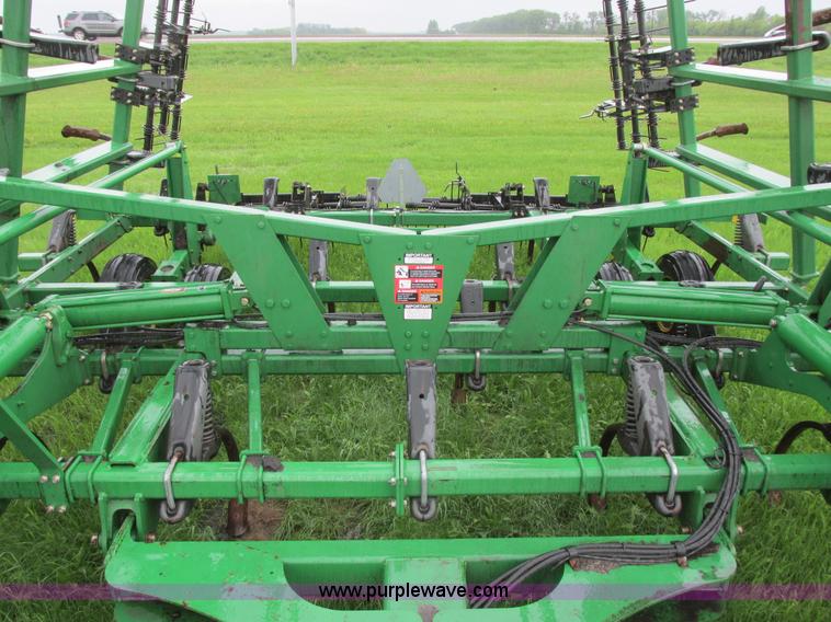 image for item A8703 2007 John Deere 2410 chisel plow