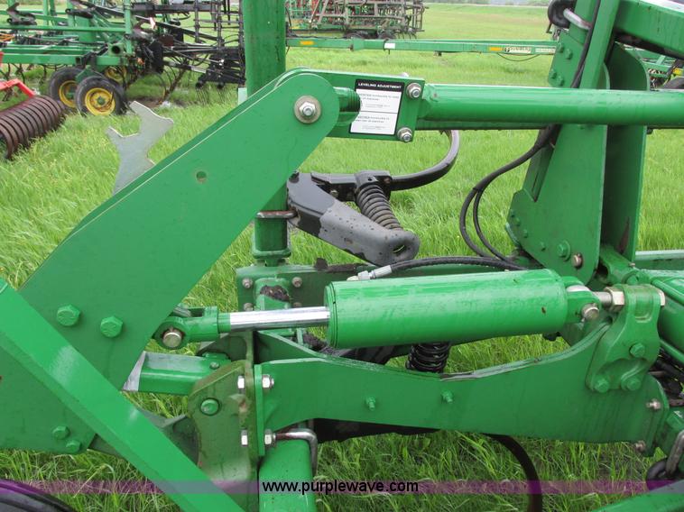 image for item A8703 2007 John Deere 2410 chisel plow