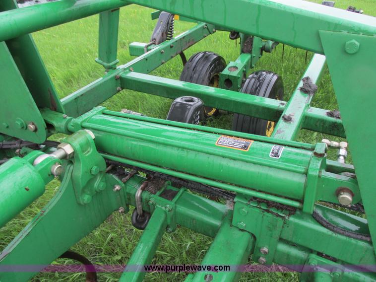 image for item A8703 2007 John Deere 2410 chisel plow