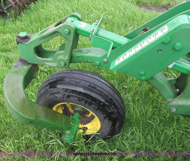 image for item A8703 2007 John Deere 2410 chisel plow