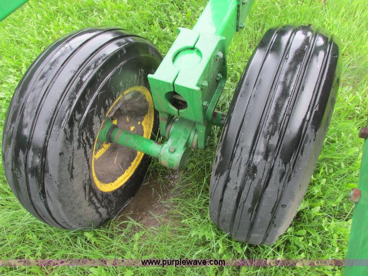 image for item A8703 2007 John Deere 2410 chisel plow