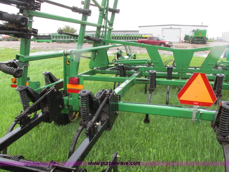 image for item A8703 2007 John Deere 2410 chisel plow