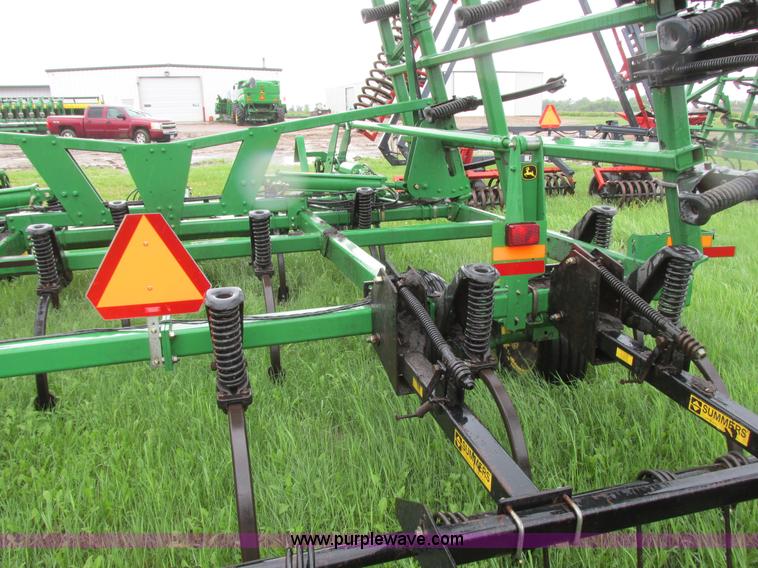 image for item A8703 2007 John Deere 2410 chisel plow