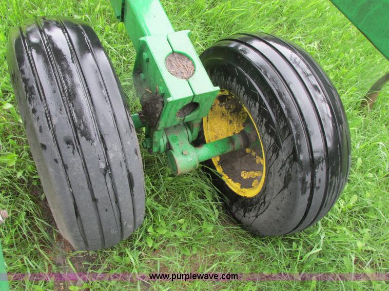 image for item A8703 2007 John Deere 2410 chisel plow