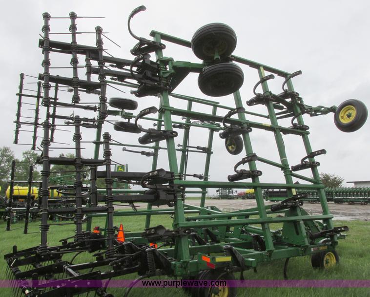 image for item A8703 2007 John Deere 2410 chisel plow