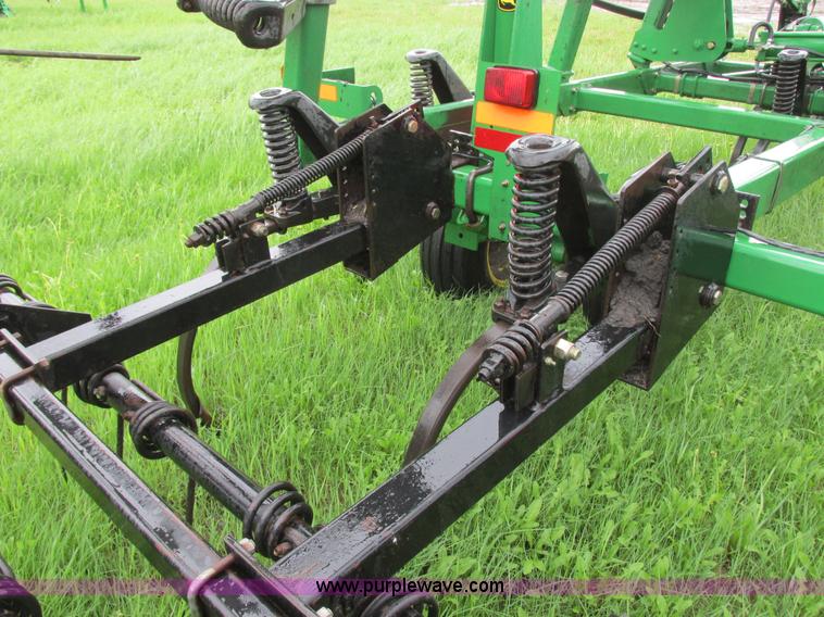 image for item A8703 2007 John Deere 2410 chisel plow