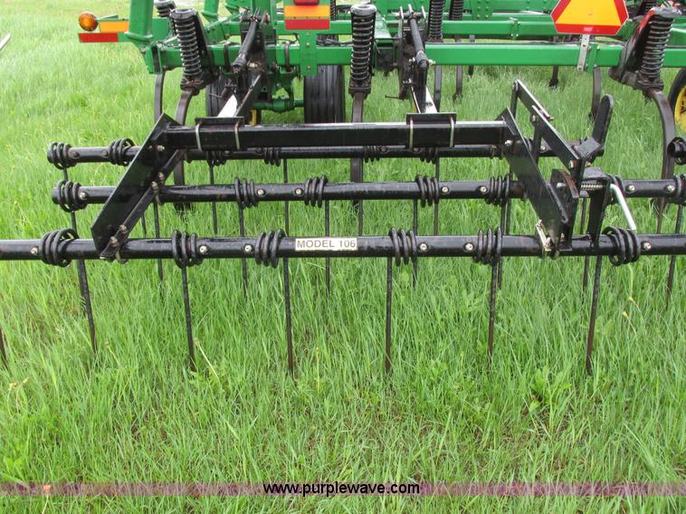 image for item A8703 2007 John Deere 2410 chisel plow