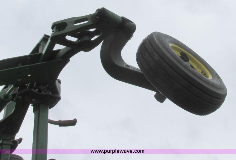 image for item A8703 2007 John Deere 2410 chisel plow