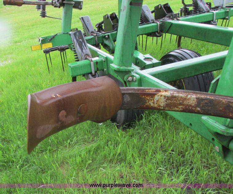 image for item A8703 2007 John Deere 2410 chisel plow