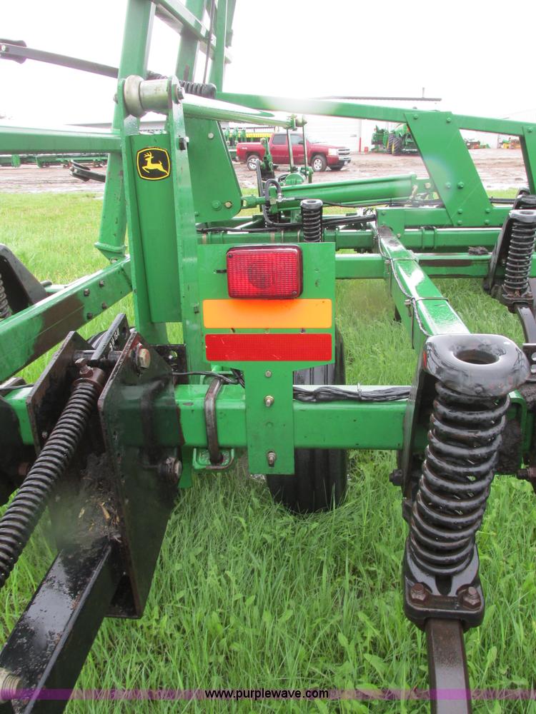 image for item A8703 2007 John Deere 2410 chisel plow