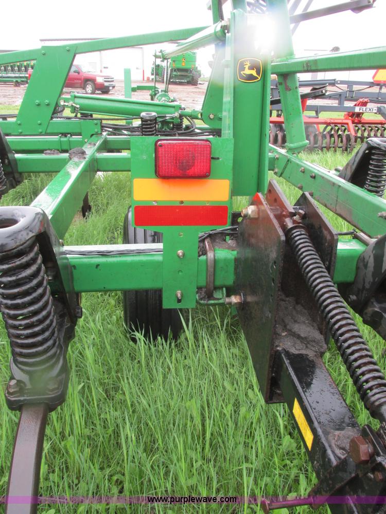 image for item A8703 2007 John Deere 2410 chisel plow