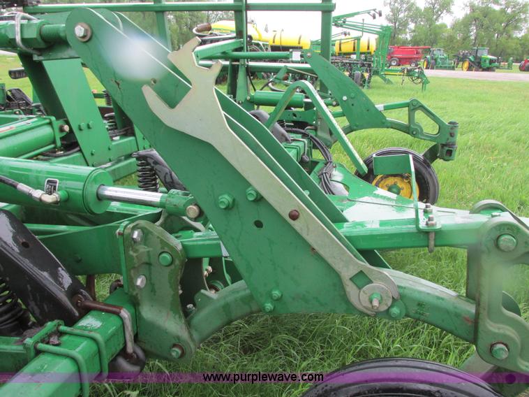 image for item A8703 2007 John Deere 2410 chisel plow