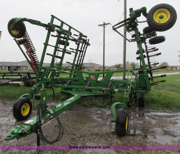 image for item A8708 2007 John Deere 2410 chisel plow